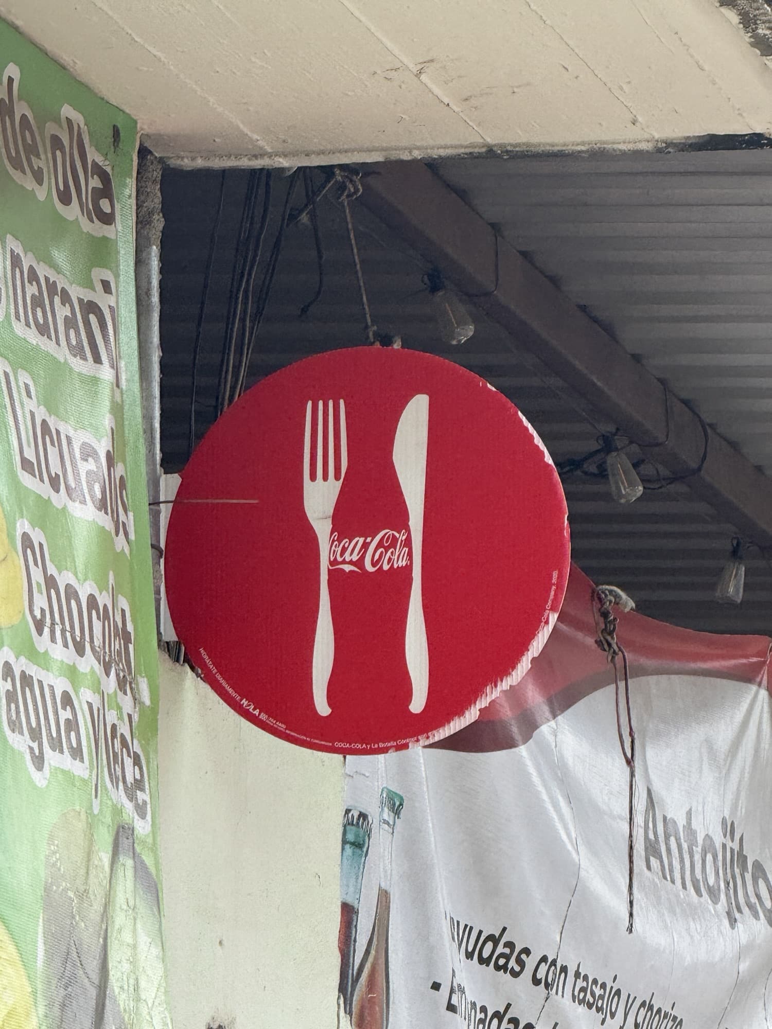 avez vous vus la bouteille entre les deux couverts??