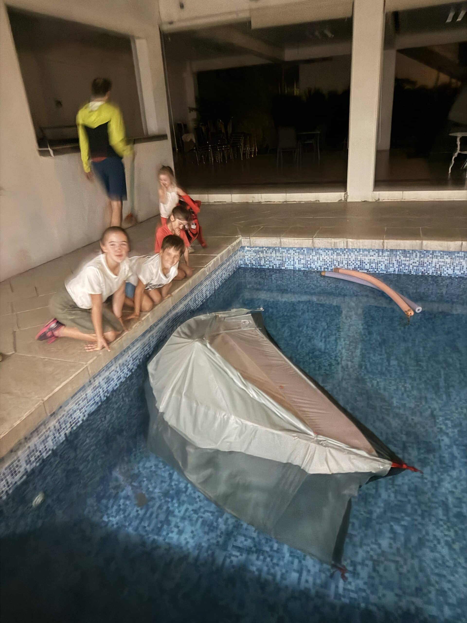 La tente tombée dans la piscine à cause de la tempête