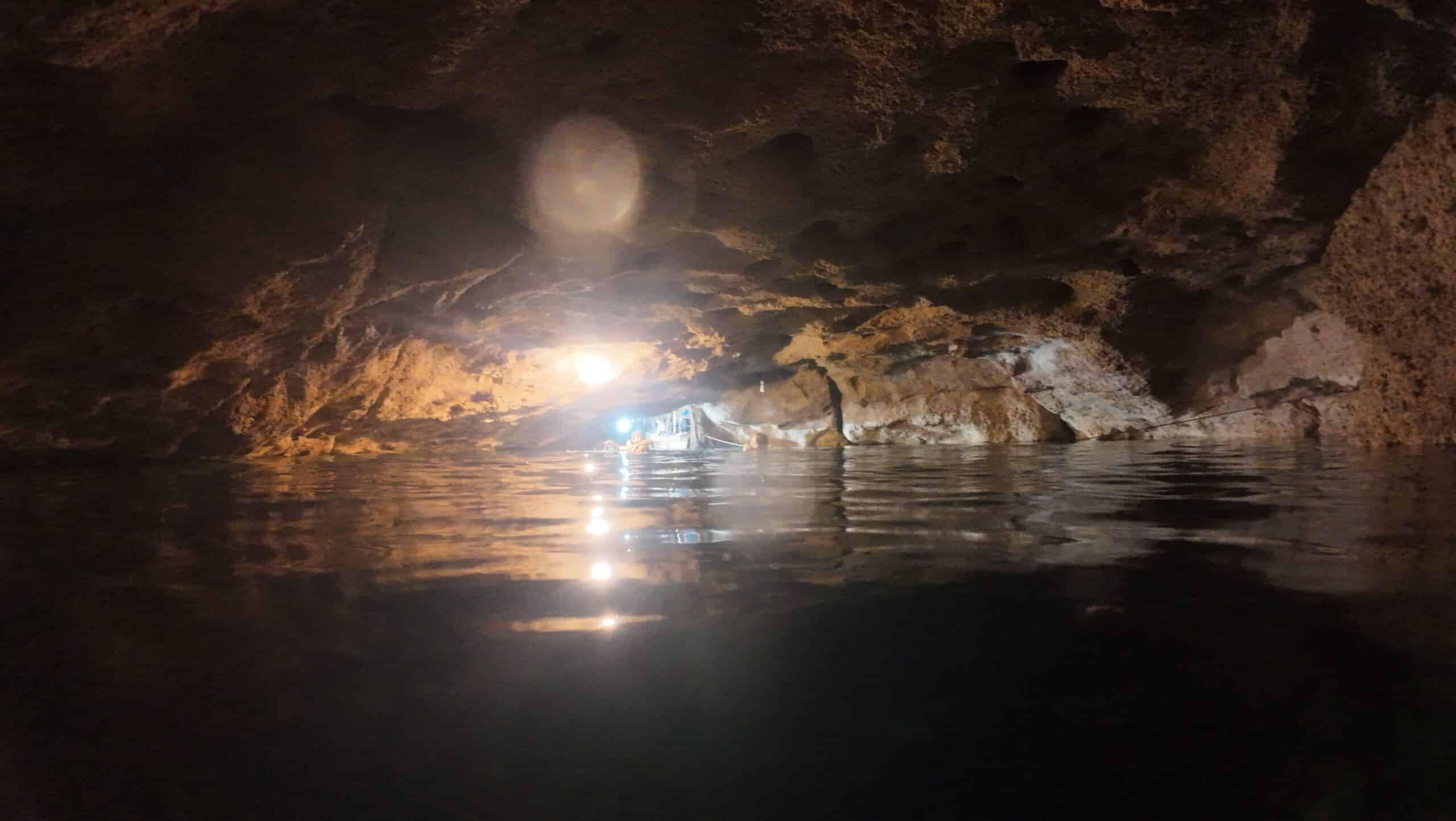 Se baigner dans une grotte